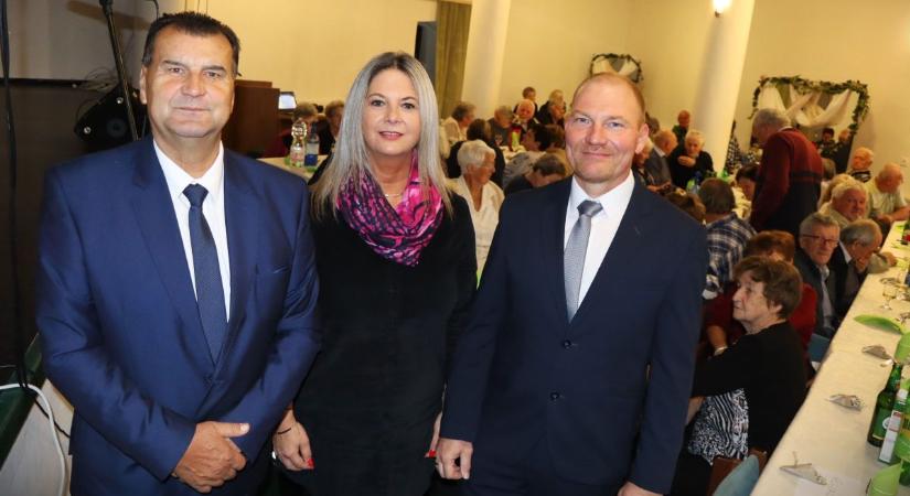 Pálinkás üdvözlet és vidám műsor a finom étkek előtt: ilyen tisztelet jár a zalai település idős lakóinak (galéria, videó)