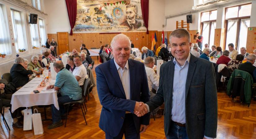 Könnyes szemek - Időseket köszöntötték Vasegerszegen