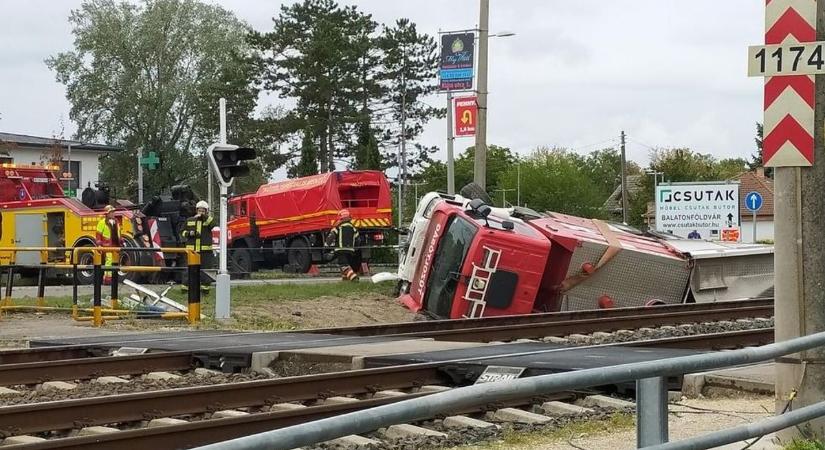 Tűzoltóautó borult fel: tűzesethez sietett, amikor a baleset történt - videó