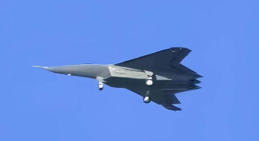 Beleremeg a világ Kína új láthatatlan vadászgépébe: az amerikai F-35 hozzá képest egy sétarepülő – videó a hatodik generációs J-50-ről
