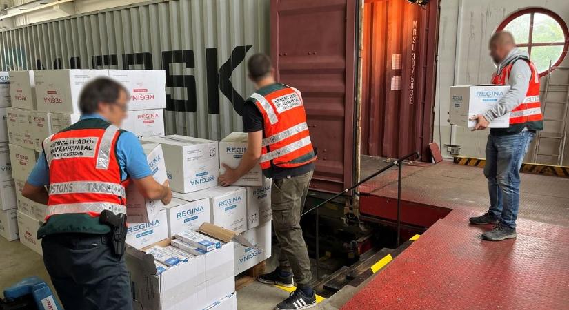 Másfél milliárd forintnyi csempészcigivel bukott meg egy szlovén sofőr az M1-esen - fotók