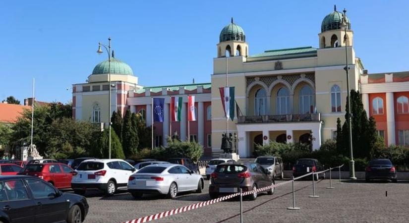 Már zajlik a munka Mohács belvárosában, lezárták a templom környékét