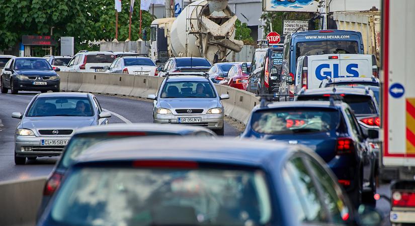 Özönlenek az autók külföldről, de így csak öregszik a járműpark