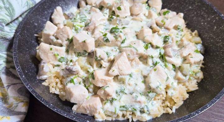 Krémes csirkemell Stroganoff módra: fenséges ebéd gyorsan