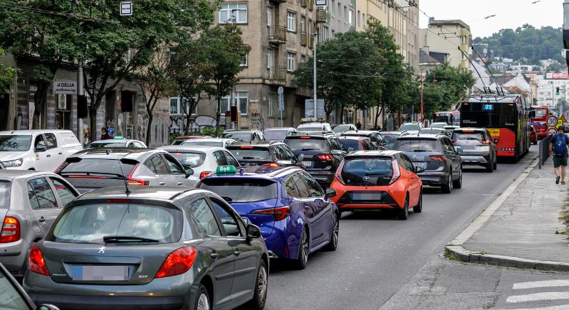 Baleset és torlódások lassítják a közlekedést Pozsony felé