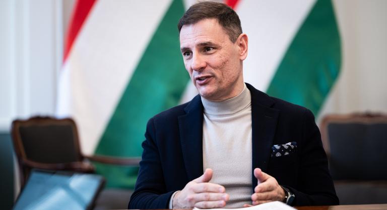 Bekeményít a kormány: új módszerrel kobozná el a vagyonokat