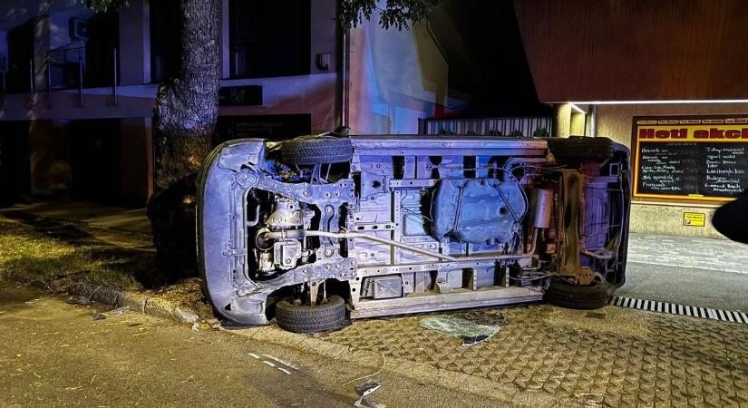 Rendkívüli: az oldalára borult egy kisteher Pécs belterületén, közben két autó is ütközött (FOTÓK)