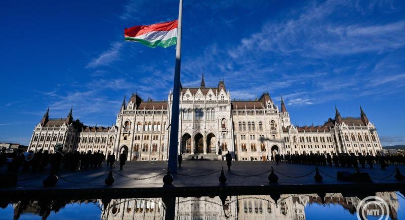 Felvonták, majd félárbócra engedték a nemzeti lobogót az aradi vértanúk emléknapján az Országház előtt