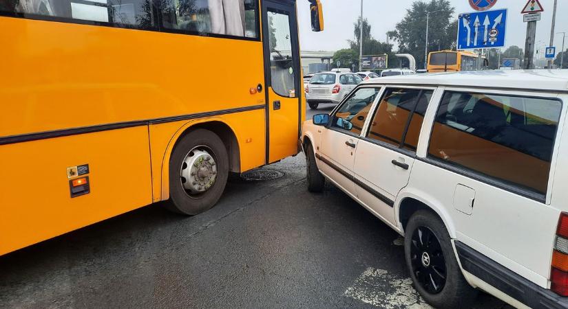 Hatalmas a torlódás! Busz és személyautó üközött Nyíregyházán