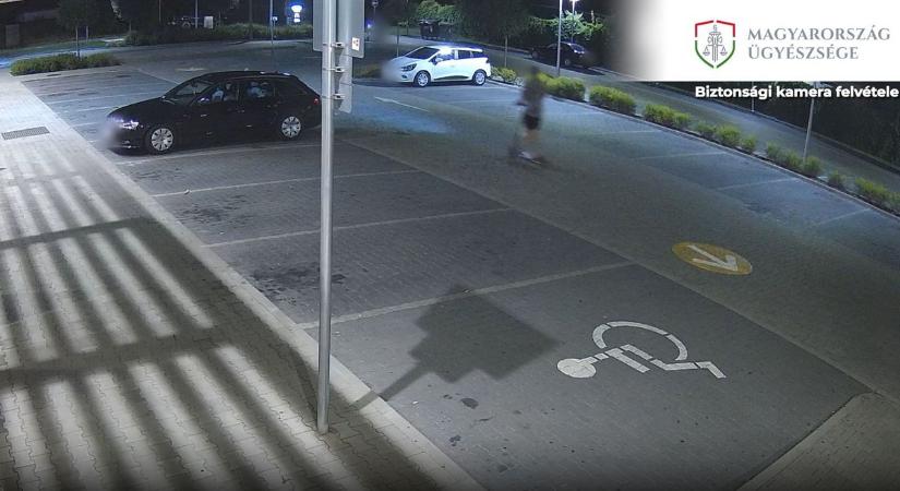 Videó: ittas rolleres esett hatalmasat Szombathelyen, vádat is emeltek ellene