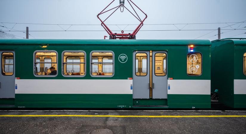 Hév és személyautó ütközött Budapesten