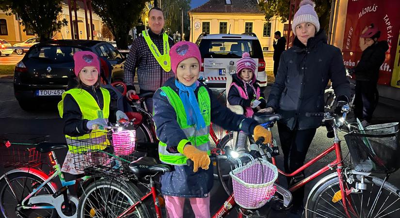 Közel 1500 résztvevő hívta fel a figyelmet a láthatóság fontosságára Békés vármegyében
