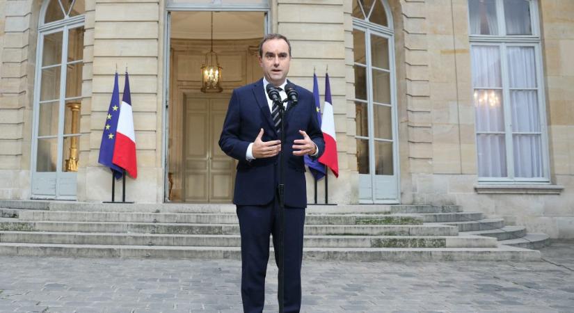 Kinevezése után egy hónappal lemondott a francia miniszterelnök