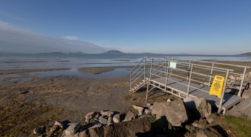 Ijesztően apad a Balaton, már sétálni lehet a medrében – drámai fotók