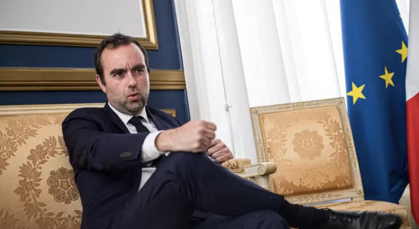 Benyújtotta lemondását a francia kormányfő