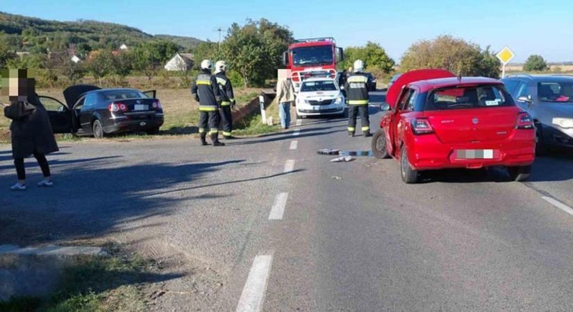 Súlyosan megsérült a vétlen autó utasa Szekszárd és Várdomb között