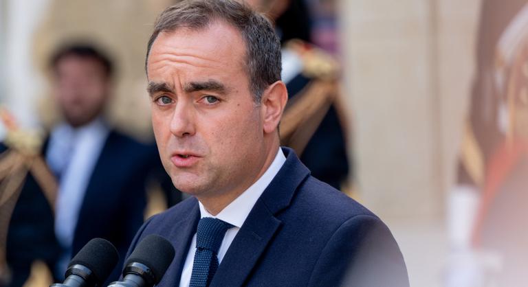 Órákkal a kormány bemutatása után lemondott a francia miniszterelnök