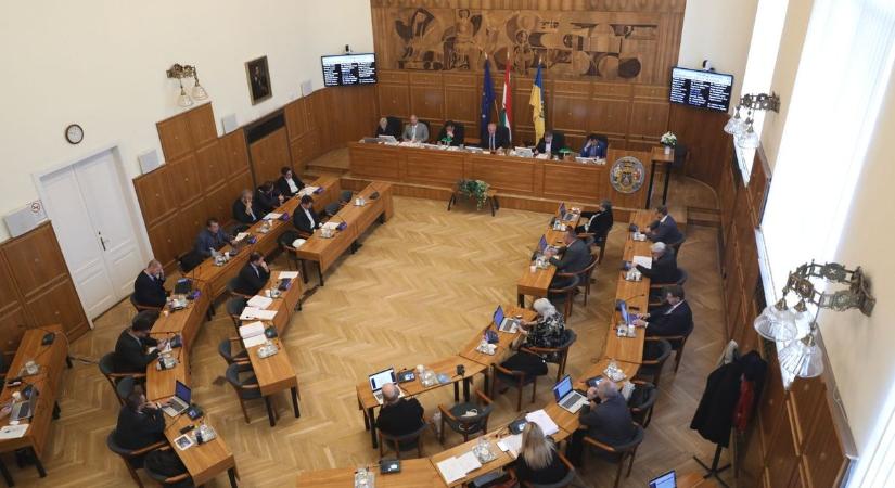 Áremelések Pécsen: óvatosan, de kezdenek kiakadni sajátjaikra a helyi balosok