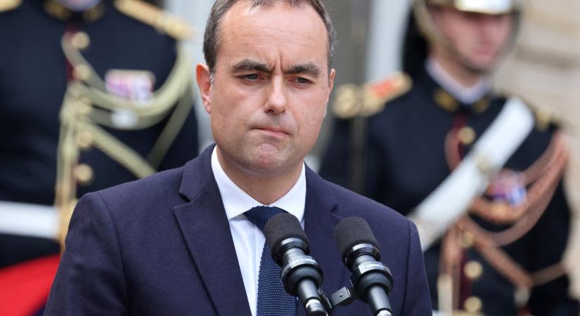 Négy hét után lemondott a francia kormányfő
