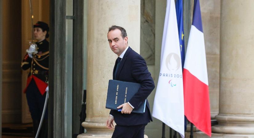 Tegnap este bemutatta minisztereit, ma lemondott a francia kormányfő