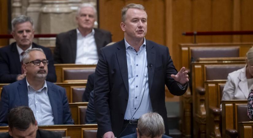 Megvannak az aláírások, a Demokratikus Koalíció kezdeményezésére parlamenti vitanap lesz a gyermekvédelemről