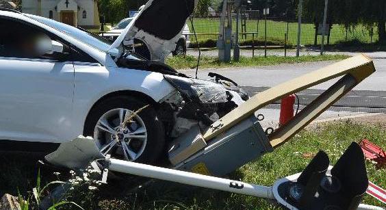 Palackért nyúlkált a sofőr, letarolt egy fénysorompót