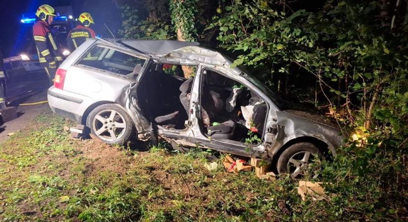 Ittas sofőr csapódott fának Ausztriában, a 17 éves utasa a helyszínen elhunyt - fotók