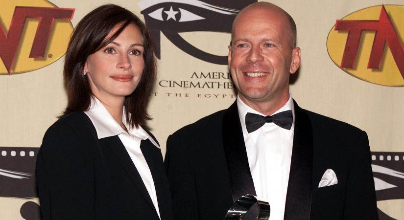 Julia Roberts besegít Bruce Willis ápolásába