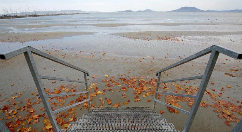 Döbbenetes videó: Sétálni lehet a Balaton medrében, olyan alacsony a vízállás