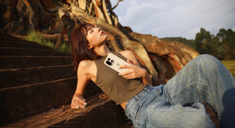 A napon sütkérezik a OnePlus 15