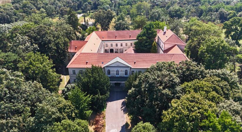 Újjászületik az éberhárdi történelmi kastélypark – a megye befejezte a felújítás első szakaszát