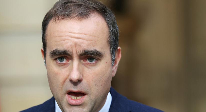 27 nap után benyújtotta lemondását a francia kormányfő
