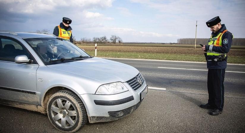 Ismét ellepik a rendőrök az utakat: Autósok, erre nagyon figyeljetek!