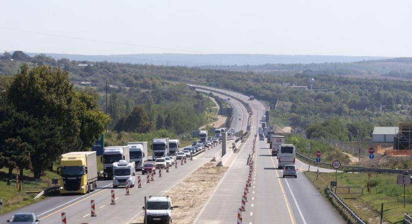 Káosz az utakon: három útvonalon is torlódás bénítja a forgalmat