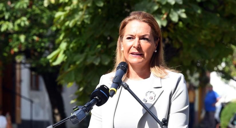 Úgy élünk, ahogy a magyar mindig élt: egyenesen, emelt fővel – jelentette ki Vitályos Eszter a Batthyány-mauzóleumnál tartott emlékünnepségen