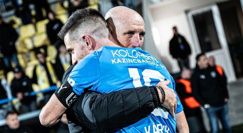 Kettő egymás ellen játszik, a harmadik nem játszik