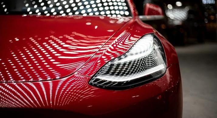 Tesla új bejelentésre készül – Olcsóbb modell érkezhet, megmozdultak a részvények