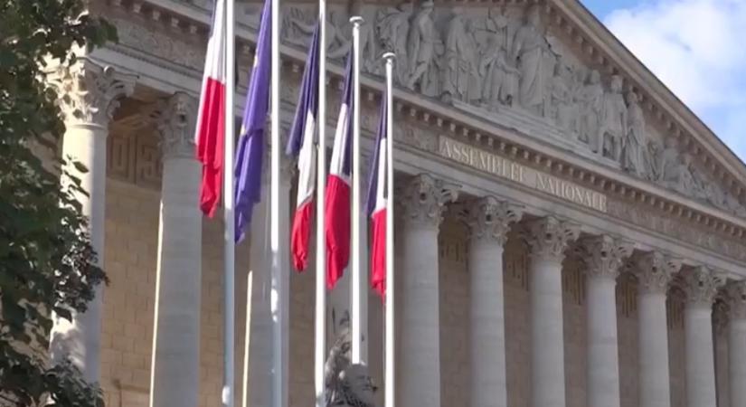Órákkal a kormány bemutatása után lemondott a francia miniszterelnök  videó
