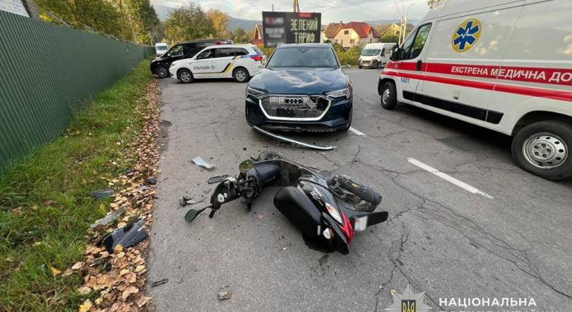 Összeütközött egy moped és autó Kárpátalján: két tinédzser megsérült