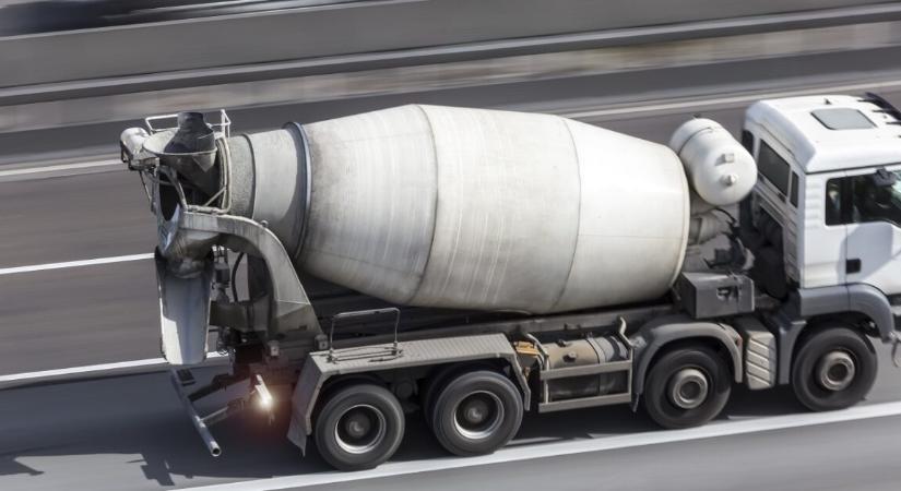 Betonkeverővel szenvedtek súlyos balesetet Budapesten