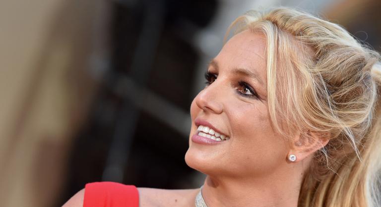 Váratlan szituációban sérült meg Britney Spears, mélyen kivágott ruhában lábadozik