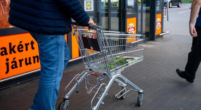 Átalakulnak a bevásárlókocsik a Lidl-áruházakban, nehezebb tolni őket