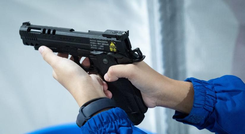 Bicikliző nőre lőttek rá egy autóból airsoft pisztollyal Debrecenben