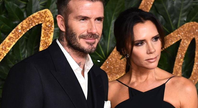 David Beckham édesanyja talpig Victoria Bekcham ruhákban ragyogott a párizsi divathéten