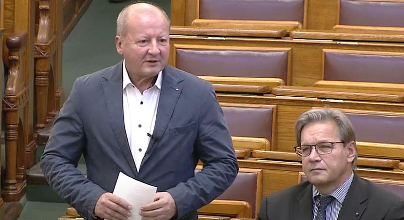 A magyar érdek az első – hangsúlyozta napirend előtti felszólalásában Dr. Simicskó István (VIDEÓ)