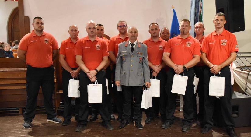 Faliképet avattak, könyvet adtak ki: így ünnepelték a kettős jubileumot a jászkiséri tűzoltók – galériával
