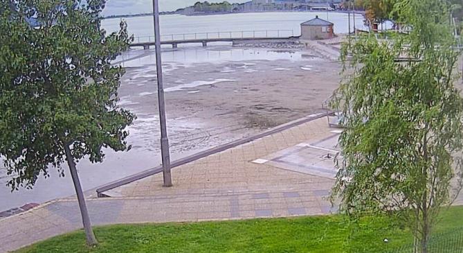 Helyenként száraz lábbal sétálhatunk a Balaton medrében