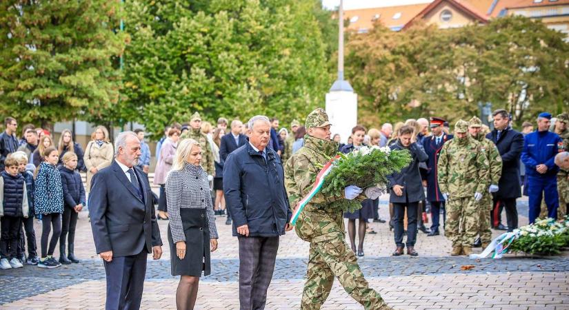 Az aradi vértanúkra emlékeztek Szekszárdon (képgaléria)