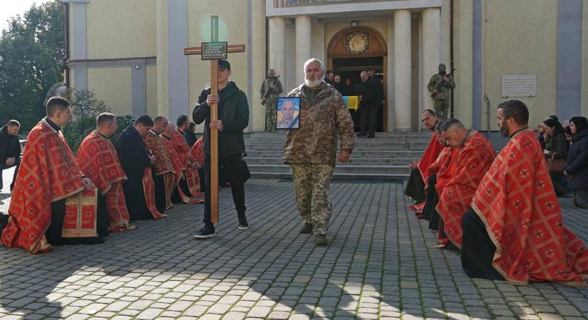 Gyász: 43 éves katonától vettek végső búcsút Kárpátalján
