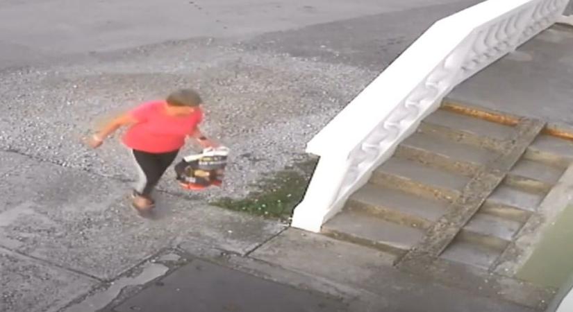 Kinézed a néniből? Arcpirító, amit a sajószentpéteri emlékműnél tett, a rendőrség nagy erőkkel keresi – videó